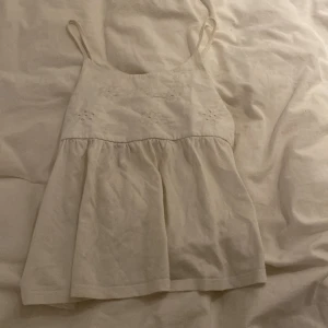 Blus - En fin blus från mango som är i storlek 140. Den är använd men i väldigt bra skick!💕