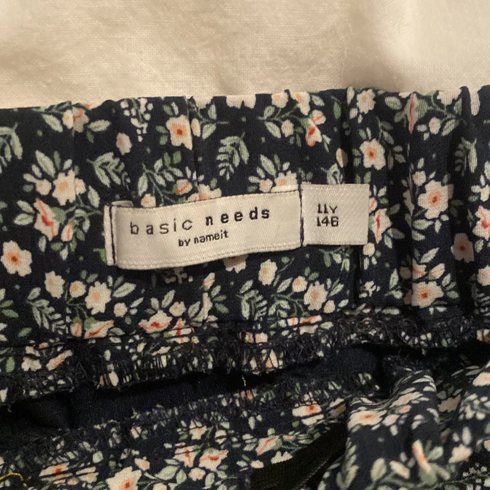 En blommig kjol från basic needs som inte kommer till användning längre. Den är i storlek 146 men passar även storlek 152 för att den är lite stor i storleken💕. Kjolar.