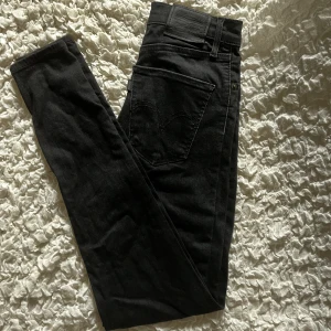 High waisted skinny jeans - Använt några gånger och är lite urtvättade.