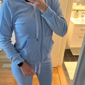 Mjukis set velour - Mjukis set från ginatricot i velour Ljusblått Small i byxor Medium i jackan