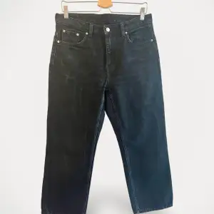 Jeans från Weekday, modell Voyage.  Storlek: 29/26 Material: Bomull Anmärkning: Färgändring. Blivit gråare. Nypris: 500 SEK