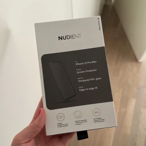 Skärmskydd iPhone 12 PRO Max  - Nytt, kartong har en reva annars helt ny. Ej fått användning för pga bytt mobil 