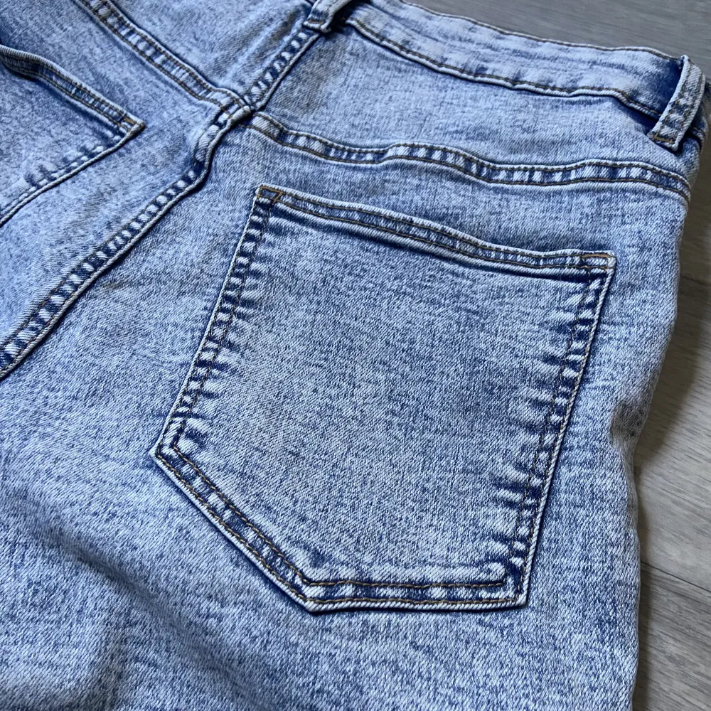 Sjukt snygga hägmidjade jeansshorts som tyvärr är för små för mig. Skriv för fler bilder🩷 storlek 38 men passar 36 också . Shorts.