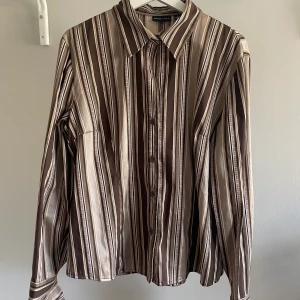 Randig skjorta  - Otrolig skjorta! Köpt på Beyond Retro, används ett fåtal gånger❤️
