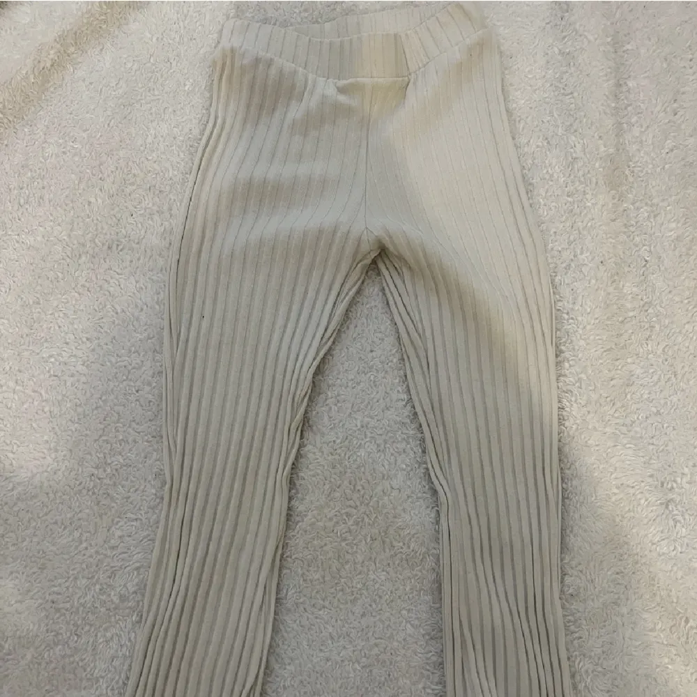 Vita ribbade byxor från Ginatricot som är sååå fina men som tyvärr inte kommer till användning. Nypris 299 kr. Jeans & Byxor.