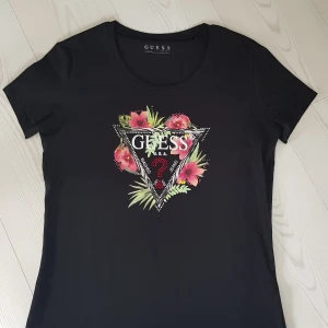 Tshirt - Oanvänd t shirt fint med tryck o pärlor