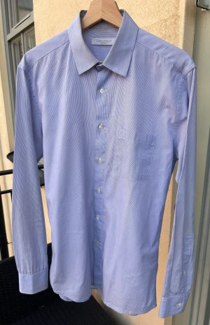 Our Legacy Fine Shirt, size Medium (48) - härlig gammal OL skjorta i randigt poplintyg. Gott skick, inköpt på Herr Judit för något år sedan. Size 48 passar Small/Medium, Made in Portugal. Kan mötas i Sthlm!