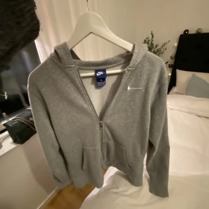 Nike grå zip up - Superfin grå zip up nike tröja i storlek XL, men i barnstorlek! Använd men inga skador eller fläckar☺️☺️ 150kr + frakt🫶🏼