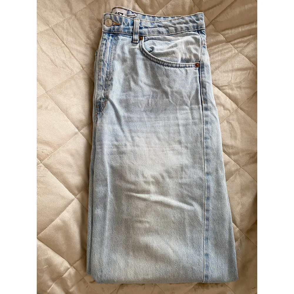 Fina jeans med hög midja och bootcut från Lager157, i fint skick!  Säljes pga passar ej längre. . Jeans & Byxor.