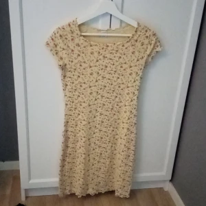 Klänning😻 - En jätte fin somrig klänning. Med små rosa blommor. Använd max 5 gånger. Lite uringad🤗
