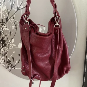 Väska  - Nästan helt oanvänd väska i väldigt bra skick från Gianni Chiarini. Passar perfekt till hösten!