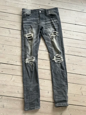 MOB nation jeans - Storlek 32 Tapered Knappt använda Rhinestones i hålen
