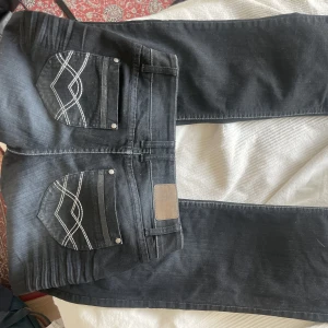 Vintage jeans - Jeans med rak/lite utsvängd passform i storlek 36, skriv vid frågor 🩷
