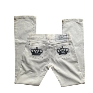 y2k low rise jeans - snygga vita straight leg jeans från victoria beckham. Mått: 37 cm rakt över, 80 cm innerbenslängd.  Köparen står för frakt. 💓