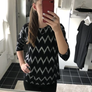 Silvrig blus - Jättefin silvrig blus från Only.💖Har bara använt den en gång så i princip som ny.😊