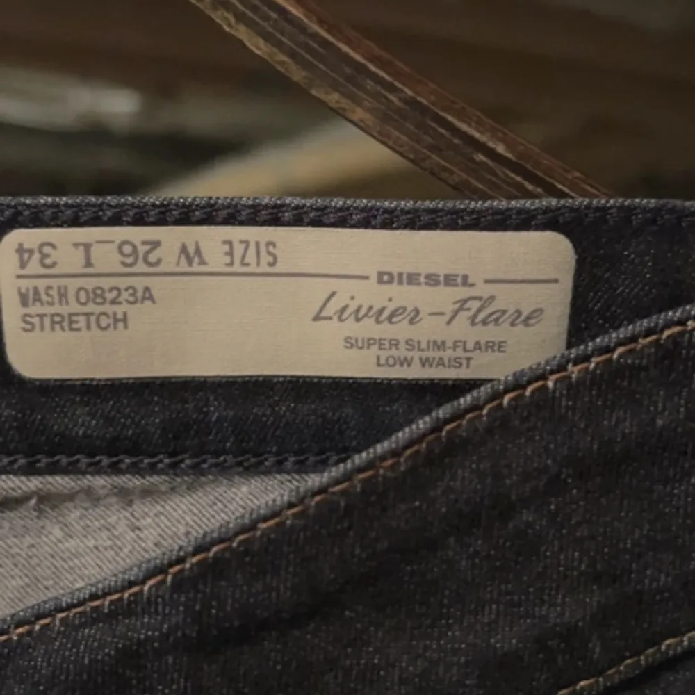 Diesel Jeans Modellen Livier-Flare super slim låg midja stretch. Storlek midja 26 längd 34 Färgen är svart/grå-ish. . Jeans & Byxor.