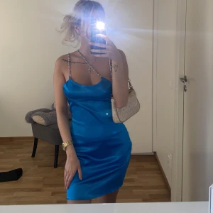 Blå klänning  - Köpte denna blåa klänning men aldrig använt, så fin till fest eller vad du än vill använda den till. Banden är silvriga med diamanter på 💙