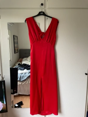Balklänning - Säljer min balklänning. Skriv för fler bilder❤️ har en defekt vid bröstet men det går att laga. Från zara