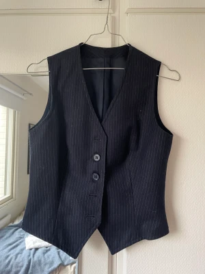 Kostymväst - Säljer min fina kostymväst. Använd två gånger, super skön och bekväm.