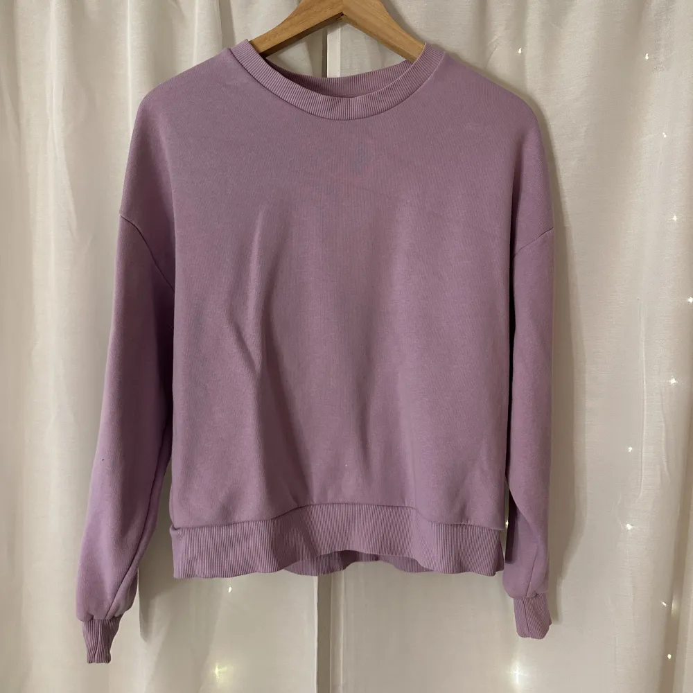 Lila sweatshirt från Gina Tricot. Storlek XS/S. Knappt använd. 150kr❤️. Tröjor & Koftor.