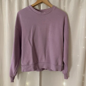 Sweatshirt - Lila sweatshirt från Gina Tricot. Storlek XS/S. Knappt använd. 150kr❤️