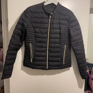 Rock n blue jacka 36 - Sitter superfint på men är dessvärre för liten för mig nu. Tvättas innan försäljning.  Storlek 36 