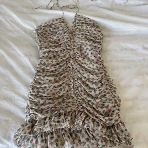 Klänning från Zara  - Jättefin blommig klänning från Zara i storlek S. Oanvänd då den tyvärr är för liten för mig. 
