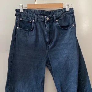 Blåa jeans - Mörkblåa jeans från weekday. 