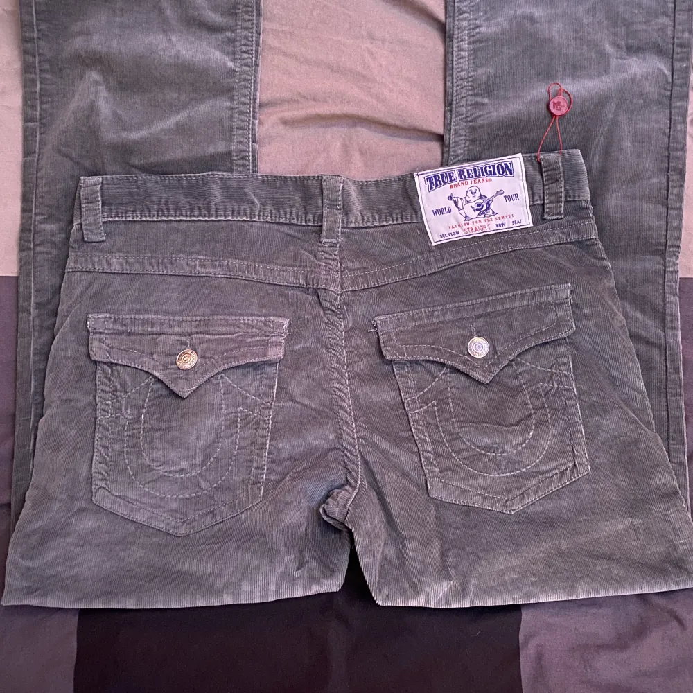 Fett sköna true religion byxor, ganska stor men funkar om man har bälte . Jeans & Byxor.