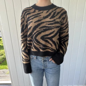 Mysigt Tröja - Här har vi en skön tröja i brun och svart från H&M. Fint skick.  