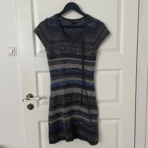 Stickad klänning - Supersöt klänning, köpt second hand men aldrig använd då den är för liten för mig.  Står storlek 38/40 men på mig är den tajt. Skulle tro att den sitter snyggast på någon som är xs-s!