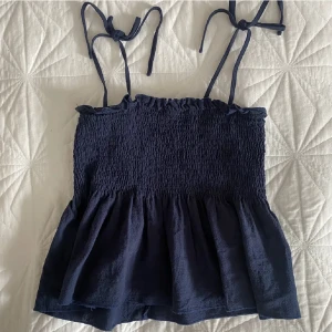 Topp från shein - Säljer en fin topp från shein, nyskick💕 LÅNAD BILD!  skriv för egna bilder💕