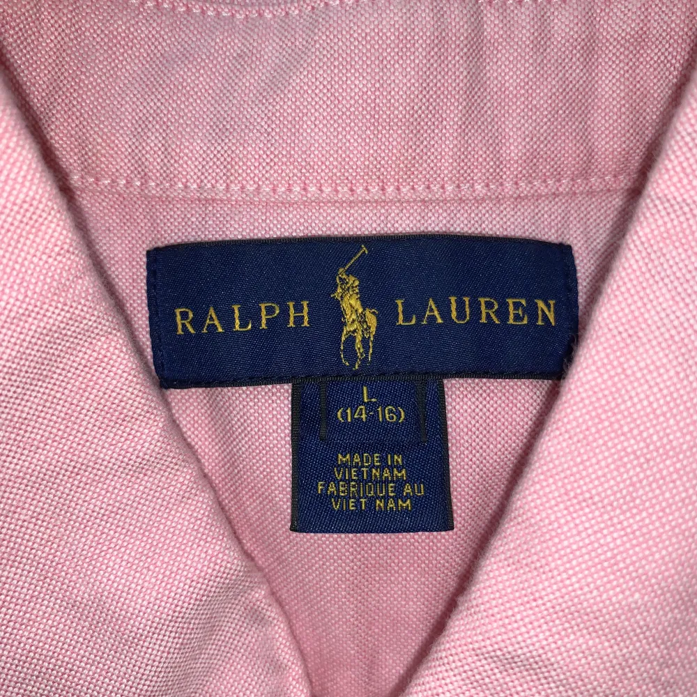 Rosa Ralph Lauren skjorta Skick: 9/10 (använt 2 gånger) Nypris: 750kr Säljer för att den är för liten. Skjortor.