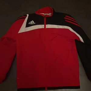 Adidas kofta - En Adidas kofta som ej kommit till användning men as snygg🫶