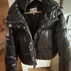 Fin varm jacka! - Fin ny varm jacka ifrån na-kd, ej använd endast prövad! Nypris 1000kr!!💓💓