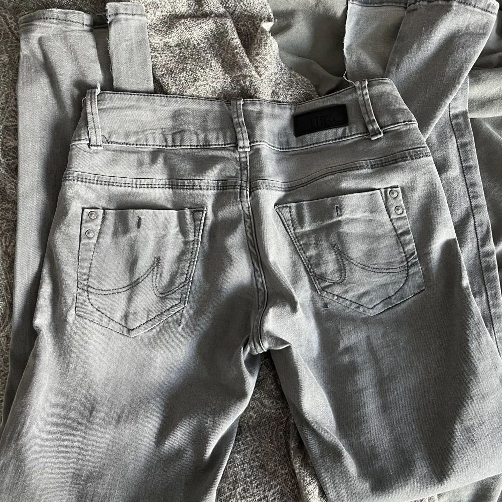 Gråa lågmidjade ltb jeans. Köpta här på Plick men tyvärr för korta. Slits nertill, skriv privat för fler bilder. . Jeans & Byxor.