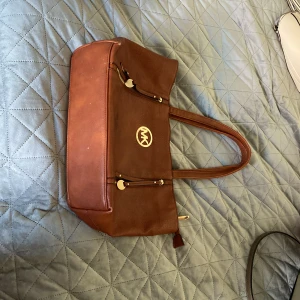 Michal kors väska  - En riktig MK väska bra skick🤩 mycket plats. 🙂😊