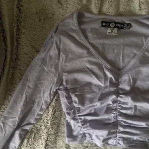 Topp - Säljer min lila topp från asos. Säljs pga att den inte längre andvänds