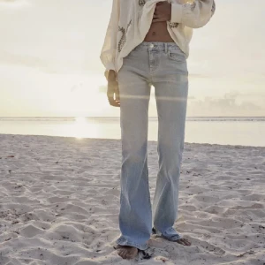 Zara jeans - Säljer dessa zara lågmidjade jeans💗Strl 40 men passar strl S skulle jag säga🥰300kr+frakt och jeansen är som nya! 