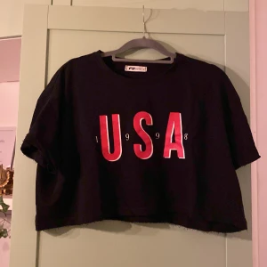 Oversised t-shirt - Croppad T-shirt, knappt använd 