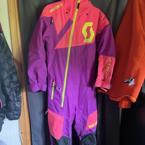 Skott skoteroverall - Inköpt förra säsongen fint skick inga hål eller revor, Nypris 6000 mitt pris 3000, pris kan diskuteras 