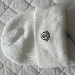 Moncler mössa vit - Vita oanvänd Moncler mössa.  