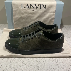 Lanvin skor - Säljer mina lanvins i storlek 9/43. Skicket är utmärkt 9/10. Låda, dustbags och nya snören följer med. Kan frakta eller mötas i Sthlm!