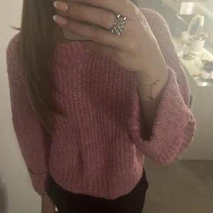 Rosa stickad tröja - Säljer denna rosa tröjan som jag har köpt från plick men den är ifrån gina! Säljer då jag tyckte den var lite kort på (jag är ca 170cm) Så jag har aldrig användt den och ser absolut inga defekter på den heller. skriv för fler bilder!  nypris 299kr 🩷🌸