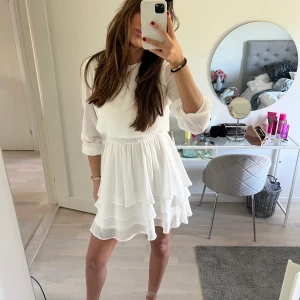 Klänning  - Jättefin klänning som är perfekt till konfirmation, student eller skolavslutning 