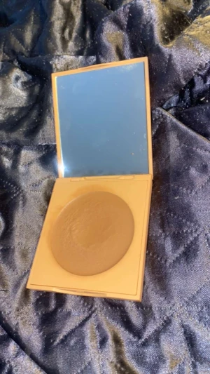 En makeup Mekka bronzer - Makeup Mekka bronzer dom är lite använd men har fortfarande jätte mycket produkt kvar i den. 