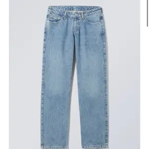 Säljer dessa Jensen från Weekday i modellen ”arrow”. Jeansen är lågmidjade o är i storlek 26/30. Ordinarie pris är 590. Köparen står för frakten!