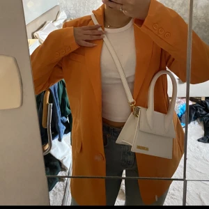 Orange blazer - Jättesnygg blazer från Nelly, använd 2 gånger. Storlek 34 men oversized! 
