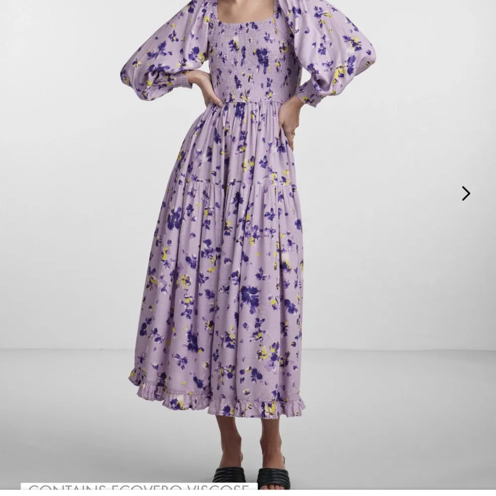 Säljer denna fina långklänningen.Den är i storlek m och är då förstår för mig så aldrig använd.Lappen på klänningen finns kvar!nypris 949 plus frakt.Mitt pris 650 plus frakt på 30 kr . Klänningar.