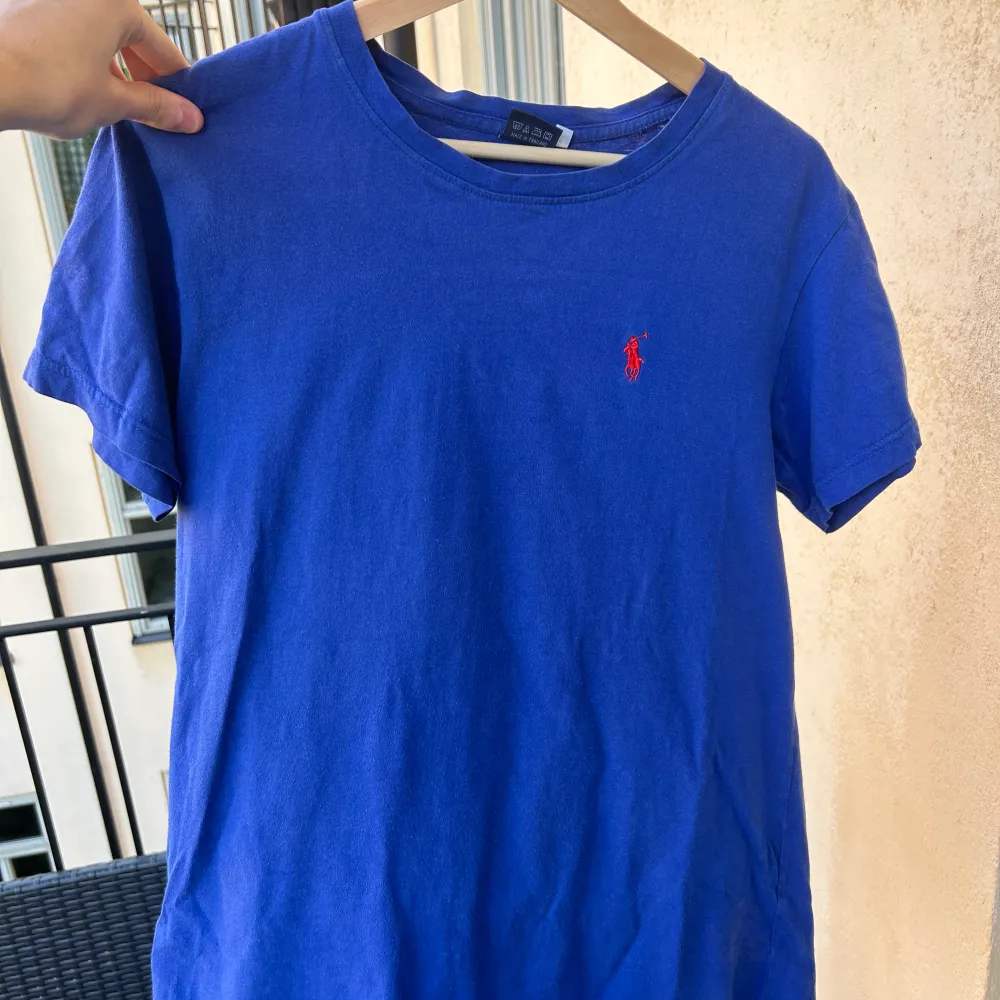 Skön Ralph Lauren tischa perfekt för alla tillfällen. Köpt på second hand för några år sen men ändå väldigt gott skick. Size Medium fits Small. Kan mötas i Sthlm!. T-shirts.